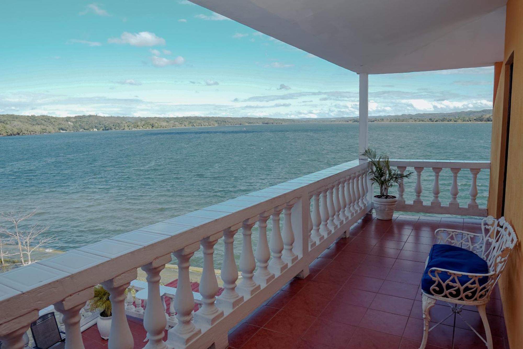 Hotel Villa Del Lago Flores Εξωτερικό φωτογραφία