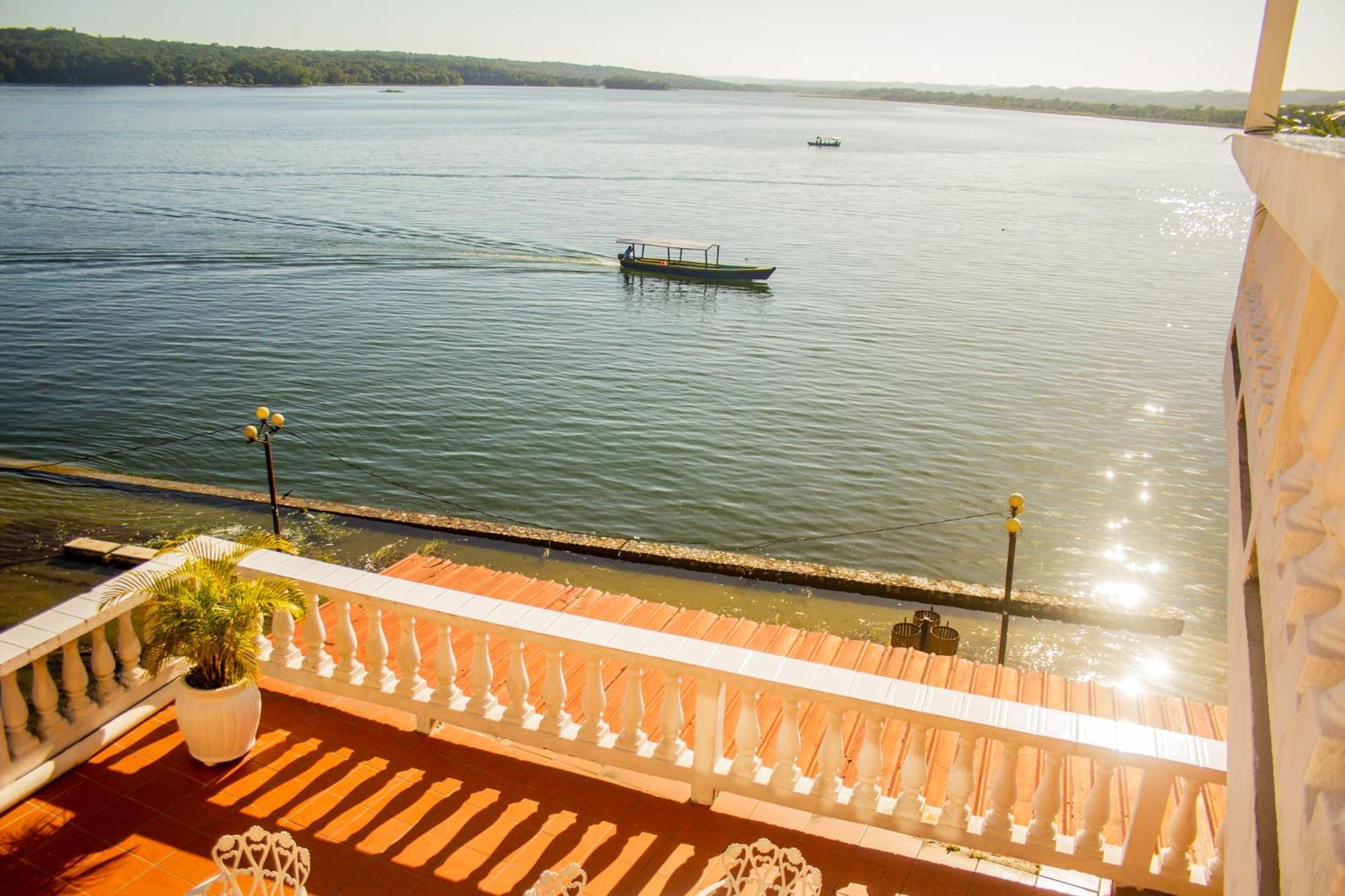 Hotel Villa Del Lago Flores Εξωτερικό φωτογραφία