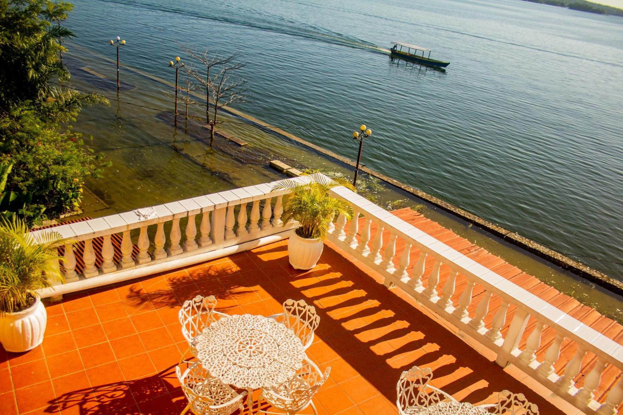 Hotel Villa Del Lago Flores Εξωτερικό φωτογραφία